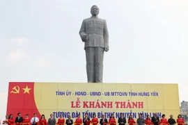 Chủ tịch nước Trương Tấn Sang và các đại biểu cắt băng khánh thành Tượng đài Tổng Bí thư Nguyễn Văn Linh. (Ảnh: Nguyễn Khang/TTXVN)