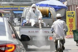 Nhân viên phun thuốc khử trùng phòng MERS trên một đường phố ở thủ đô Seoul ngày 17/6. (Nguồn: Kyodo/TTXVN)