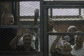 Thủ lĩnh tinh thần tối cao của MB Mohamed Badie (thứ 2, bên phải) và một số cựu bộ trưởng trong nội các cũ của ông Morsi. (Nguồn: AFP/TTXVN)