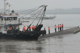 Tàu cứu hộ làm hiện tại hiện trường tàu khách bị lật trên sông Dương Tử ngày 2/6. (Nguồn: THX/TTXVN)