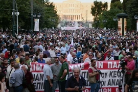 Biểu tình trước Bộ Tài chính Hy Lạp ở thủ đô Athens ngày 11/6, phản đối thỏa thuận cho vay của IMF và EU. (Nguồn: AFP/TTXVN)