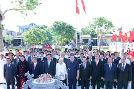Thủ tướng Nguyễn Tấn Dũng, Phu nhân cố Tổng Bí thư Nguyễn Văn Linh và các vị lãnh đạo, nguyên lãnh đạo Đảng, Nhà nước cùng các đại biểu dâng hương. (Ảnh: Thống Nhất/TTXVN)
