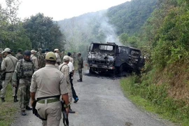 Binh sỹ Ấn Độ bên chiếc xe bị các tay súng tấn công ở Chandel ngày 4/6. (Nguồn: AFP/TTXVN)