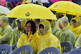 Người dân Hàn Quốc tại lễ tưởng niệm nạn nhân vụ chìm phà SEWOL. (Nguồn: AFP/TTXVN)