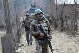 Binh sỹ Ấn Độ tuần tra tại Zumpathri sau cuộc súng với phiến quân. (Nguồn: THX/TTXVN)