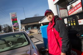 Một người dân mua xăng tại một trạm xăng ở Dellwood, bang Missouri, Mỹ. (Nguồn: AFP/TTXVN)