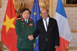 Bộ trưởng Quốc phòng Pháp Jean-Yves Le Drian tiếp thân mật Đại tướng Phùng Quang Thanh. (Ảnh: Tiến Nhất/Vietnam+)