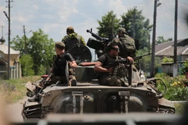 Binh sỹ Ukraine tuần tra tại thành phố miền đông Mariinka ngày 5/6. (Nguồn: AFP/TTXVN)