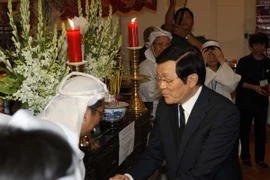 Chủ tịch nước Trương Tấn Sang thăm hỏi và chia buồn cùng gia đình giáo sư, tiến sỹ Trần Văn Khê. (Ảnh: Thanh Vũ/TTXVN)