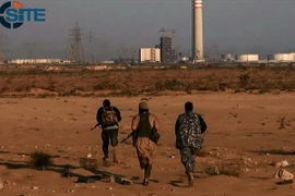 Phiến quân IS tại thành phố Sirte của Libya sau khi chiếm nhà máy điện của thành phố này ngày 9/6. (Nguồn: AFP/TTXVN)