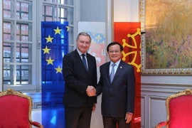 Bí thư Thành ủy Hà Nội Pham Quang Nghị và Thị trưởng thành phố Toulouse Jean-Luc Moudenc. (Ảnh: Bích Hà/Vietnam+)