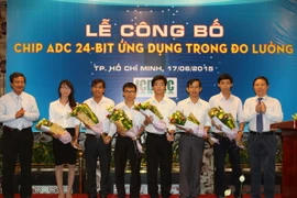 Nhóm kỹ sư thiết kế chip ADC 24-bit ứng dụng trong đo lường. (Ảnh: Hoàng Hải/TTXVN)