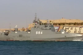 Tàu chiến loại Ezzat của hải quân Ai Cập vượt kênh đào Suez để tới Biển Đỏ ngày 26/3. (Nguồn: AFP/TTXVN)
