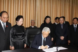 Tổng Bí thư Nguyễn Phú Trọng ghi sổ tang chia buồn. (Ảnh: Trí Dũng/TTXVN)