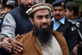 Đối tượng Zaki-ur-Rehman Lakhvi (giữa) bị cảnh sát Pakistan áp giải khỏi tòa án tại Islamabad ngày 1/1/2015. (Nguồn: AFP/TTXVN) 