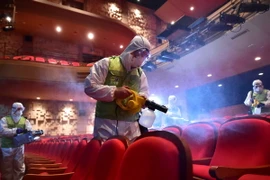 Nhân viên y tế Hàn Quốc phun thuốc khử trùng tại thủ đô Seoul ngày 16/6 để ngăn chặn sự lây lan của MERS. (Nguồn: AFP/TTXVN)