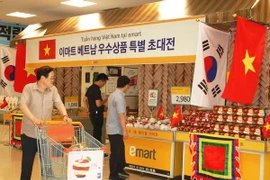 Gian hàng được bài trí theo phong cách truyền thống của Việt Nam. (Ảnh: Vũ Toàn-Phạm Duy/Vietnam+)