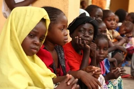 Các bé gái vừa được quân đội Nigeria giải cứu khỏi phiến quân Boko Haram. (Nguồn: AFP/TTXVN)