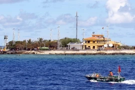 Hệ thống điện gió và điện năng lượng mặt trời ở đảo Phan Vinh. (Ảnh: Hồ Cầu/TTXVN)