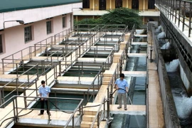 Sản xuất nước sạch ở Công ty kinh doanh nước sạch Hà Nội. (Ảnh: Bùi Tường/TTXVN.)