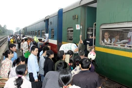 Hành khách lên tàu SE5 tại ga Ninh Bình cũ. (Ảnh: Thế Duyệt/TTXVN)
