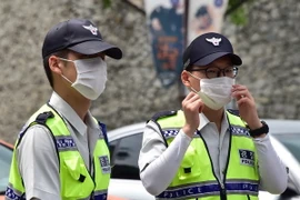 Cảnh sát Hàn Quốc đeo khẩu trang để phòng tránh lây nhiễm MERS tại thủ đô Seoul ngày 18/6. (Nguồn: AFP/TTXVN)