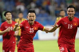 Niềm vui của tiền vệ Huy Toàn (giữa) sau khi ghi bàn thắng. (Ảnh: Quốc Khánh/TTXVN)