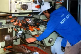 Đóng gói chè nhúng bằng máy hiện đại tại Công ty cổ phần chè Kim Anh (Tổng công ty Chè Việt Nam). (Ảnh: Ngô Lịch/TTXVN)