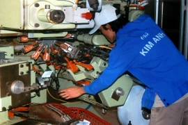 Đóng gói chè nhúng bằng máy hiện đại tại Công ty cổ phần chè Kim Anh (Tổng công ty Chè Việt Nam). (Ảnh: Ngô Lịch/TTXVN)