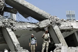 Cảnh đổ nát sau các cuộc không kích của liên quân tại khu vực phía bắc thủ đô Sanaa ngày 31/5. (Nguồn: AFP/TTXVN)