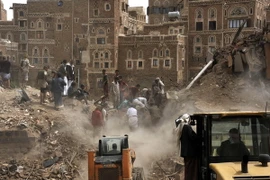 Cảnh đổ nát của thành cổ Sanaa sau vụ oanh tạc của liên quân ngày 12/6. (Nguồn: THX/TTXVN)