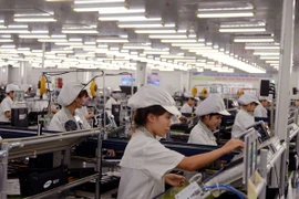 Sản xuất điện thoại di động tại Công ty Điện tử Samsung Việt Nam Thái Nguyên (SEVT), doanh nghiệp 100% vốn đầu tư của Hàn Quốc. (Ảnh: Danh Lam/TTXVN)