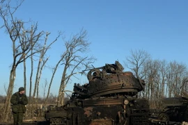 Một xe tăng bị phá hủy trong cuộc giao tranh giữa quân đội Ukraine và lực lượng ly khai tại thị trấn Debaltseve thuộc Donetsk, Ukraine ngày 20/2. (Nguồn: AFP/TTXVN)