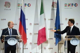 Tổng thống Nga Vladimir Putin (phải) và Thủ tướng Italy Matteo Renzi (trái). (Nguồn: AFP/TTXVN)