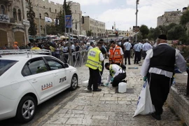 Lực lượng phản ứng nhanh Israel làm nhiệm vụ tại hiện trường vụ một cảnh sát biên phòng Israel bị đâm trọng thương gần khu vực Cổng Damascus, thành phố cổ Jerusalem. (Nguồn: THX/TTXVN)