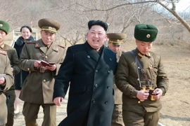 Nhà lãnh đạo Triều Tiên Kim Jong-Un (giữa) thị sát một nhà máy quốc phòng trên đảo Sin, tỉnh Kangwon ngày 12/3. (Nguồn: AFP/TTXVN)