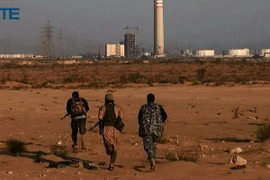 Phiến quân IS tại thành phố Sirte, Libya sau khi chiếm nhà máy điện của thành phố này ngày 9/6. (Nguồn: AFP/TTXVN)