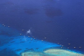 Tàu đánh cá Trung Quốc neo đậu tại bãi đá ngầm Chữ Thập ngày 17/7/2012. (Nguồn: AFP/TTXVN)