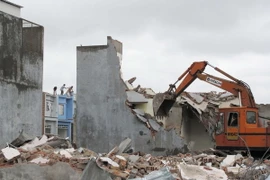 Phá dỡ nhà xây dựng không phép, sai phép tại ấp 1, xã Vĩnh Lộc B, huyện Bình Chánh. (Ảnh: Tràng Dương/TTXVN)