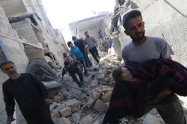 Thi thể một em bé Syria thiệt mạng trong cuộc giao tranh giữa quân đội chính phủ và lực lượng đối lập tại thành phố Aleppo, miền bắc Syria ngày 5/6. (Nguồn: AFP/TTXVN)