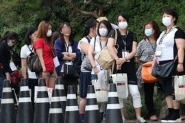  Khách du lịch tại thủ đô Seoul, Hàn Quốc đeo khẩu trang để phòng tránh lây nhiễm MERS ngày 13/6. (Nguồn: Yonhap/TTXVN)