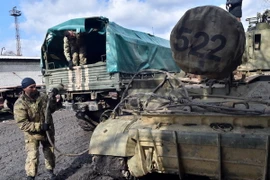 Binh sỹ Ukraine chất vũ khí lên tàu hỏa để chuyển khỏi thành phố Artemivsk thuộc khu vực Donetsk ở miền đông ngày 6/3. (Nguồn: AFP/TTXVN)