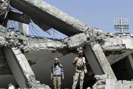 Cảnh đổ nát sau các cuộc không kích của liên quân tại khu vực phía bắc thủ đô Sanaa ngày 31/5. (Nguồn: AFP/TTXVN)