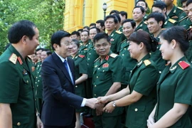 Chủ tịch nước Trương Tấn Sang gặp mặt thân mật Đoàn đại biểu cán bộ, giảng viên tiêu biểu và học viên giỏi của Học viện Hậu cần (Bộ Quốc phòng). (Ảnh: Nguyễn Khang/TTXVN)