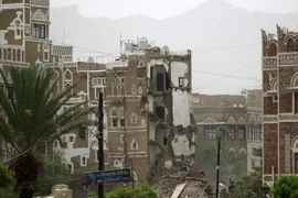 Cảnh đổ nát của thành cổ Sanaa sau vụ oanh tạc của liên quân ngày 12/6. (Nguồn: AFP/TTXVN)