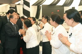 Chủ tịch Quốc hội Nguyễn Sinh Hùng chia buồn cùng gia quyến Samdech Chea Sim. (Ảnh: Nhan Sáng/TTXVN)