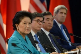 Phó Thủ tướng Trung Quốc Lưu Diên Đông, Bộ trưởng Tài chính Mỹ Jacob Lew, Phó Thủ tướng Trung Quốc Uông Dương và Ngoại trưởng Mỹ John Kerry tại lễ khai mạc đối thoại S&ED ngày 23/6. (Nguồn: THX/TTXVN)