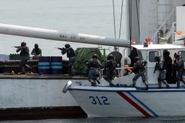 Lực lượng bảo vệ bờ biển Philippines và Nhật Bản diễn tập tình huống khống chế hải tặc trong khuôn khổ cuộc tập trận tại Vịnh Manila. (Nguồn: AFP/TTXVN)
