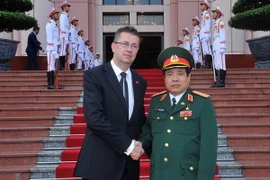 Bộ trưởng Bộ Quốc phòng Phùng Quang Thanh đón và hội đàm với ngài Martin Glvac, Bộ trưởng Bộ Quốc phòng Cộng hòa Slovakia sang thăm chính thức Việt Nam. (Ảnh: Trọng Đức/TTXVN)