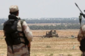 Các thành viên Lữ đoàn Ezzedine al-Qassam, một cánh vũ trang của Phong trào vũ trang Hamas tuần tra tại khu vực biên giới giữa Dải Gaza và Israel. (Nguồn: AFP/TTXVN)